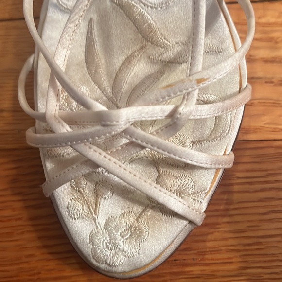 Badgley Mischa Ivory Satin Embroidered sandals size 7. 4in heels leather sole - Picture 6 of 7